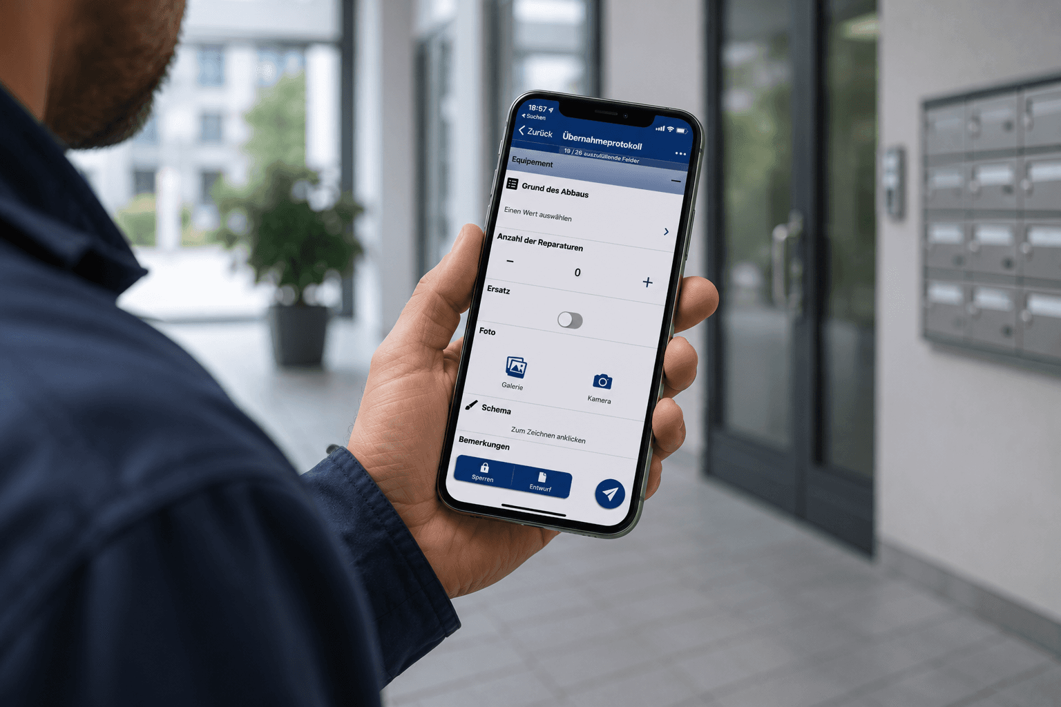 Verwalter erfasst ein digitales Übernahmeprotokoll am Smartphone im Hauseingang