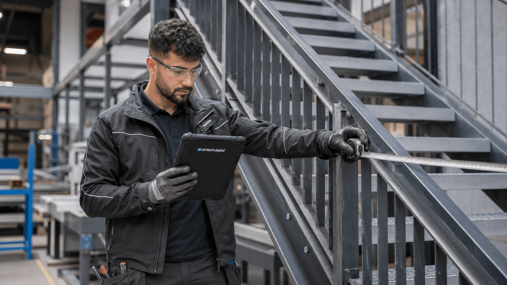 Metallbauer dokumentiert eine Montageabnahme auf der Baustelle mit dem Tablet